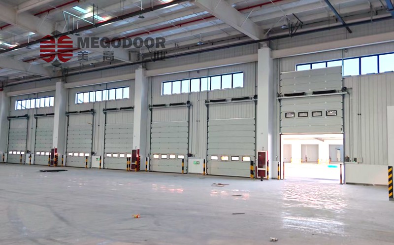 無錫告別傳統(tǒng)鋼制卷簾門：工業(yè)提升門——現(xiàn)代廠房外門的升級之選插圖