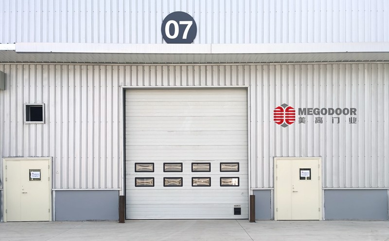 無錫告別傳統(tǒng)鋼制卷簾門：工業(yè)提升門——現(xiàn)代廠房外門的升級之選插圖2