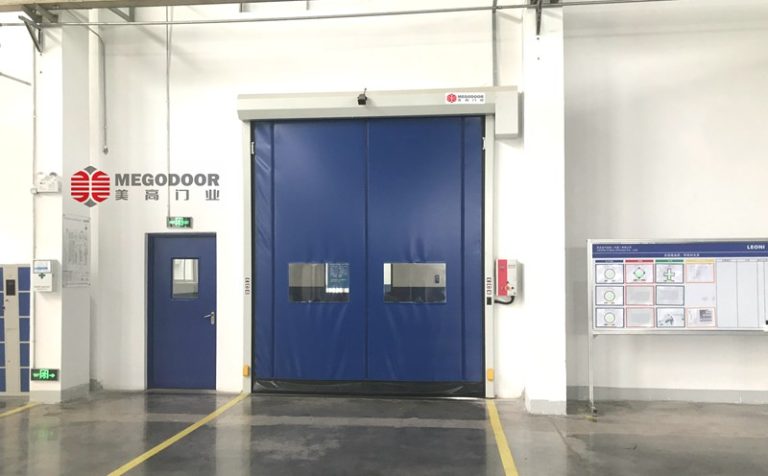 無(wú)錫汽車零部件工廠安裝的快速卷簾門縮略圖