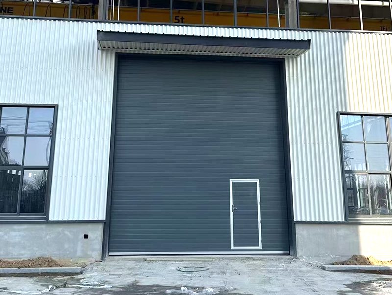 無錫告別傳統(tǒng)鋼制卷簾門：工業(yè)提升門——現(xiàn)代廠房外門的升級之選插圖1